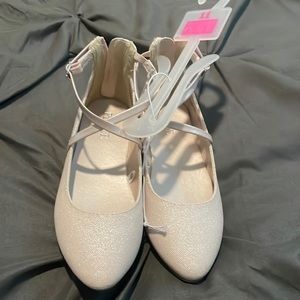 The children’s place little girls dress shoes size 11. Sparkle pink.